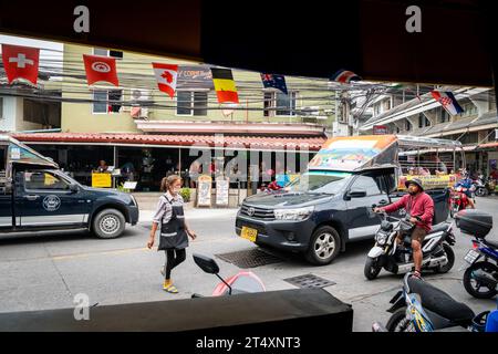 Ein Blick auf die bekannte enge Kurve auf Soi Buakhao in Pattaya, Thailand. Gegenüber befindet sich Easy Corner Bar & Guesthouse. Ein Fluss aller Fahrzeugtypen. Stockfoto