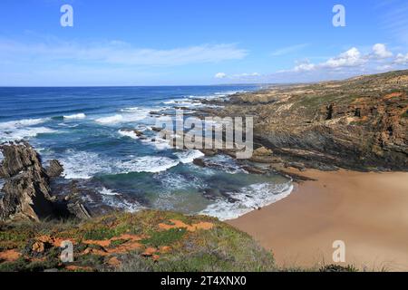 Praia da Barca Grande Strand mit wunderschönen Felsen und Klippen an der Küste von Alentejo, Portugal Stockfoto