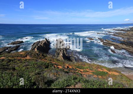 Praia da Barca Grande Strand mit wunderschönen Felsen und Klippen an der Küste von Alentejo, Portugal Stockfoto