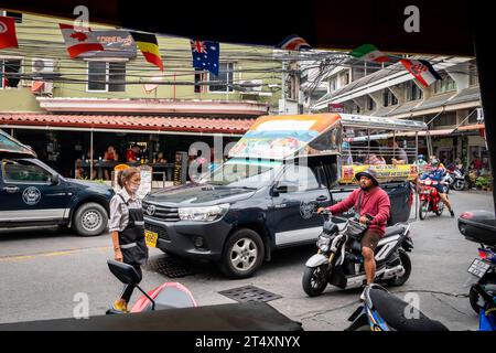 Ein Blick auf die bekannte enge Kurve auf Soi Buakhao in Pattaya, Thailand. Gegenüber befindet sich Easy Corner Bar & Guesthouse. Ein Fluss aller Fahrzeugtypen. Stockfoto