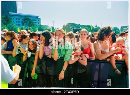 KONZERT-FANS, CARDIFF BIG WEEKEND, 1997: Junge Fans in der Menge treten während einer Pop-Band Red Dragon Radio auf dem ersten Cardiff Big Weekend Summer Festival in Cardiff, Wales, Großbritannien am 9. August 1997 gegen die Sicherheitsbarriere. Foto: Rob Watkins Stockfoto