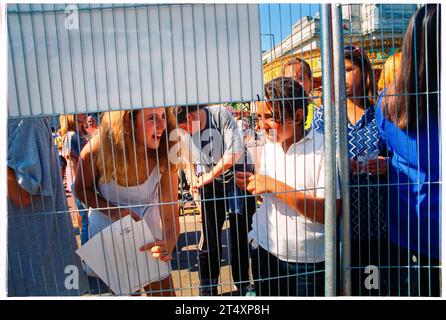 KONZERT-FANS, CARDIFF BIG WEEKEND, 1997: Junge Fans jagen hinter der Sicherheitsbarriere auf Autogramme während einer Pop-Band Red Dragon Radio, die am 9. August 1997 beim ersten Cardiff Big Weekend Summer Festival in Cardiff, Wales, Großbritannien spielt. Foto: Rob Watkins Stockfoto