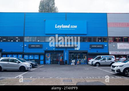 LONDON, 31. OKTOBER 2023: Leyland SDM in Acton, West London. Heimwerker und Dekoration der Händlerkette Stockfoto