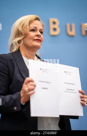 Bundespressekonferenz in Berlin - Vorstellung BSI-Lagebericht 2023 - Bundesamt für Sicherheit in der Informationstechnik - Nancy Faeser, Bundesministerin des Innern und für Heimat - die Innenministerin präsentiert die Verbotsverfügungen zum Verbot von Hamas und Samidoun in DeutschlandBundespressekonferenz in Berlin - Vorstellung BSI-Lagebericht 2023 - Bundesamt für Sicherheit in der Informationstechnik - Nancy Faeser, Bundesministerin des Innern und für Heimat - die Innenministerin präsentiert die Verbotsverfügungen zum Verbot von, Berlin Berlin Deutschland Haus der Bundespressekonferenz *** F Stockfoto