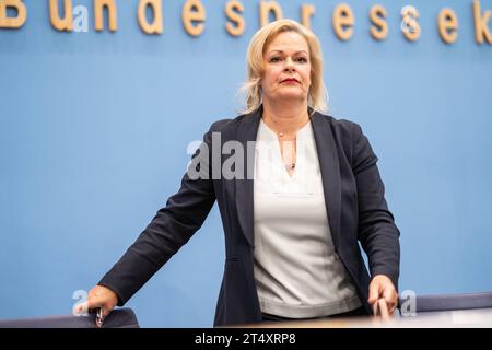 Bundespressekonferenz in Berlin - Vorstellung BSI-Lagebericht 2023 - Bundesamt für Sicherheit in der Informationstechnik - Nancy Faeser, Bundesministerin des Innern und für Heimat - die Innenministerin präsentiert die Verbotsverfügungen zum Verbot von Hamas und Samidoun in DeutschlandBundespressekonferenz in Berlin - Vorstellung BSI-Lagebericht 2023 - Bundesamt für Sicherheit in der Informationstechnik - Nancy Faeser, Bundesministerin des Innern und für Heimat - die Innenministerin präsentiert die Verbotsverfügungen zum Verbot von, Berlin Berlin Deutschland Haus der Bundespressekonferenz *** F Stockfoto