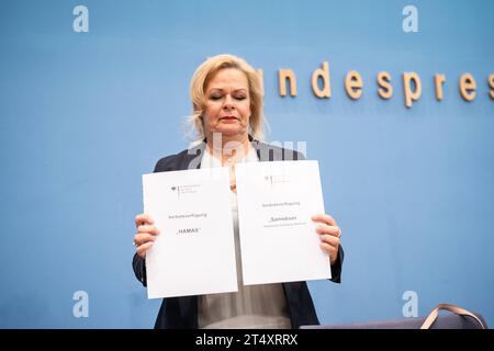 Bundespressekonferenz in Berlin - Vorstellung BSI-Lagebericht 2023 - Bundesamt für Sicherheit in der Informationstechnik - Nancy Faeser, Bundesministerin des Innern und für Heimat - die Innenministerin präsentiert die Verbotsverfügungen zum Verbot von Hamas und Samidoun in DeutschlandBundespressekonferenz in Berlin - Vorstellung BSI-Lagebericht 2023 - Bundesamt für Sicherheit in der Informationstechnik - Nancy Faeser, Bundesministerin des Innern und für Heimat - die Innenministerin präsentiert die Verbotsverfügungen zum Verbot von, Berlin Berlin Deutschland Haus der Bundespressekonferenz *** F Stockfoto
