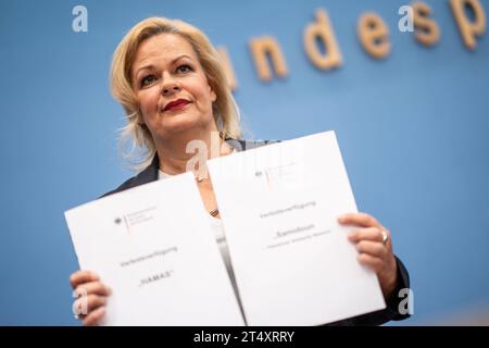 Bundespressekonferenz in Berlin - Vorstellung BSI-Lagebericht 2023 - Bundesamt für Sicherheit in der Informationstechnik - Nancy Faeser, Bundesministerin des Innern und für Heimat - die Innenministerin präsentiert die Verbotsverfügungen zum Verbot von Hamas und Samidoun in DeutschlandBundespressekonferenz in Berlin - Vorstellung BSI-Lagebericht 2023 - Bundesamt für Sicherheit in der Informationstechnik - Nancy Faeser, Bundesministerin des Innern und für Heimat - die Innenministerin präsentiert die Verbotsverfügungen zum Verbot von, Berlin Berlin Deutschland Haus der Bundespressekonferenz *** F Stockfoto