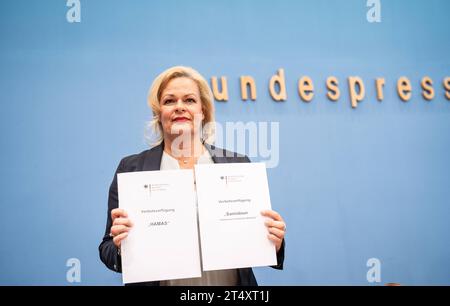 Bundespressekonferenz in Berlin - Vorstellung BSI-Lagebericht 2023 - Bundesamt für Sicherheit in der Informationstechnik - Nancy Faeser, Bundesministerin des Innern und für Heimat - die Innenministerin präsentiert die Verbotsverfügungen zum Verbot von Hamas und Samidoun in DeutschlandBundespressekonferenz in Berlin - Vorstellung BSI-Lagebericht 2023 - Bundesamt für Sicherheit in der Informationstechnik - Nancy Faeser, Bundesministerin des Innern und für Heimat - die Innenministerin präsentiert die Verbotsverfügungen zum Verbot von, Berlin Berlin Deutschland Haus der Bundespressekonferenz *** F Stockfoto