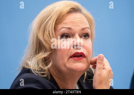 Bundespressekonferenz in Berlin - Vorstellung BSI-Lagebericht 2023 - Bundesamt für Sicherheit in der Informationstechnik - Nancy Faeser, Bundesministerin des Innern und für Heimat - die Innenministerin präsentiert die Verbotsverfügungen zum Verbot von Hamas und Samidoun in DeutschlandBundespressekonferenz in Berlin - Vorstellung BSI-Lagebericht 2023 - Bundesamt für Sicherheit in der Informationstechnik - Nancy Faeser, Bundesministerin des Innern und für Heimat - die Innenministerin präsentiert die Verbotsverfügungen zum Verbot von, Berlin Berlin Deutschland Haus der Bundespressekonferenz *** F Stockfoto