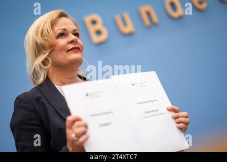 Bundespressekonferenz in Berlin - Vorstellung BSI-Lagebericht 2023 - Bundesamt für Sicherheit in der Informationstechnik - Nancy Faeser, Bundesministerin des Innern und für Heimat - die Innenministerin präsentiert die Verbotsverfügungen zum Verbot von Hamas und Samidoun in DeutschlandBundespressekonferenz in Berlin - Vorstellung BSI-Lagebericht 2023 - Bundesamt für Sicherheit in der Informationstechnik - Nancy Faeser, Bundesministerin des Innern und für Heimat - die Innenministerin präsentiert die Verbotsverfügungen zum Verbot von, Berlin Berlin Deutschland Haus der Bundespressekonferenz *** F Stockfoto