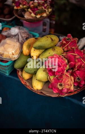 Eine bunte Auswahl an frischem Obst und verschiedenen Nüssen auf einer Tischplatte Stockfoto