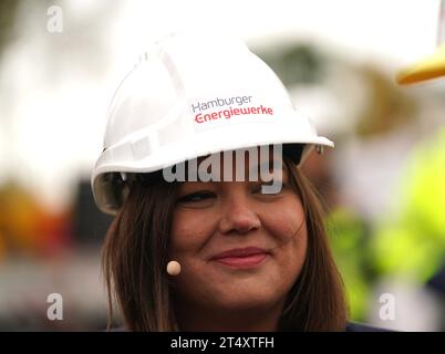 02. November 2023, Hamburg: Patenin Katharina Fegebank (Bündnis 90/die Grünen), zweite Bürgermeisterin und Senatorin für Wissenschaft, Forschung und Gleichstellung, steht nach der Namensgebung der Tunnelbohrmaschine Hermine am Bohrschacht. Nach Bergbaubräuchen wurde die Tunnelbohrmaschine für den neuen Fernwärmetunnel durch die Elbe in Hamburg-Waltershof „Hermine“ getauft. Der knapp 1,2 Kilometer lange und begehbare Elbtunnel soll den Energiepark Hafen mit dem noch heute unter Betrieb stehenden Kombikraftwerk verbinden Stockfoto