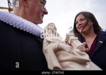 02. November 2023, Hamburg: Pfarrer Sieghard Wilm von St. In der Pauli-Kirche befindet sich die Statue des Heiligen Barbara, Schutzpatronin der Bergleute, neben Patenmutter Katharina Fegebank (Bündnis 90/die Grünen), zweite Bürgermeisterin und Senatorin für Wissenschaft, Forschung und Gleichstellung, vor dem Bohrbeginn für Hamburgs neuen Fernwärmetunnel unter der Elbe. Nach Bergbaubräuchen wurde die Tunnelbohrmaschine für den neuen Fernwärmetunnel unter der Elbe in Hamburg-Waltershof „Hermine“ getauft. Der knapp 1,2 Kilometer lange und begehbare Elbtunnel verbindet den Hafen Stockfoto