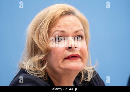 Bundespressekonferenz in Berlin - Vorstellung BSI-Lagebericht 2023 - Bundesamt für Sicherheit in der Informationstechnik - Nancy Faeser, Bundesministerin des Innern und für Heimat - die Innenministerin präsentiert die Verbotsverfügungen zum Verbot von Hamas und Samidoun in DeutschlandBundespressekonferenz in Berlin - Vorstellung BSI-Lagebericht 2023 - Bundesamt für Sicherheit in der Informationstechnik - Nancy Faeser, Bundesministerin des Innern und für Heimat - die Innenministerin präsentiert die Verbotsverfügungen zum Verbot von, Berlin Berlin Deutschland Haus der Bundespressekonferenz *** F Stockfoto