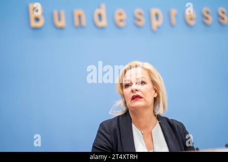 Bundespressekonferenz in Berlin - Vorstellung BSI-Lagebericht 2023 - Bundesamt für Sicherheit in der Informationstechnik - Nancy Faeser, Bundesministerin des Innern und für Heimat - die Innenministerin präsentiert die Verbotsverfügungen zum Verbot von Hamas und Samidoun in DeutschlandBundespressekonferenz in Berlin - Vorstellung BSI-Lagebericht 2023 - Bundesamt für Sicherheit in der Informationstechnik - Nancy Faeser, Bundesministerin des Innern und für Heimat - die Innenministerin präsentiert die Verbotsverfügungen zum Verbot von, Berlin Berlin Deutschland Haus der Bundespressekonferenz *** F Stockfoto
