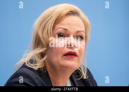 Bundespressekonferenz in Berlin - Vorstellung BSI-Lagebericht 2023 - Bundesamt für Sicherheit in der Informationstechnik - Nancy Faeser, Bundesministerin des Innern und für Heimat - die Innenministerin präsentiert die Verbotsverfügungen zum Verbot von Hamas und Samidoun in DeutschlandBundespressekonferenz in Berlin - Vorstellung BSI-Lagebericht 2023 - Bundesamt für Sicherheit in der Informationstechnik - Nancy Faeser, Bundesministerin des Innern und für Heimat - die Innenministerin präsentiert die Verbotsverfügungen zum Verbot von, Berlin Berlin Deutschland Haus der Bundespressekonferenz *** F Stockfoto