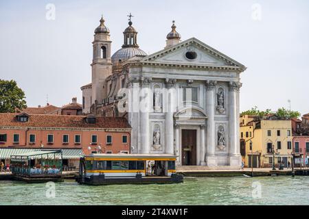 Kirche Santa Maria del Rosario, mit der Fähre Zattere im Vordergrund, Blick vom Canale della Giudecca in Venedig, Region Veneto, Italien Stockfoto