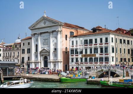 Kirche der Pietà - Heilige Maria des Besuchs und Hotel Metropole an der Riva degli Schiavoni in Venedig, Region Veneto, Italien Stockfoto