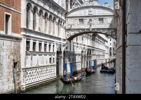 Blick auf Gondeln auf dem Rio del Palazzo Kanal und die umschlossene Ponte dei Sospiri (Seufzerbrücke) in Venedig, Region Venetien, Italien Stockfoto