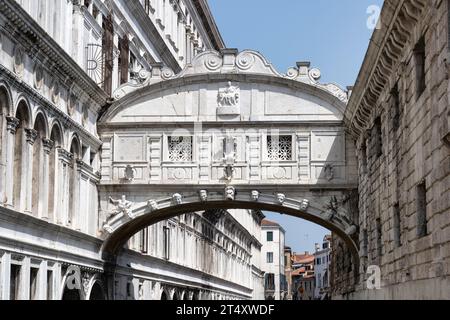 Nahaufnahme des berühmten weißen Steins Ponte dei Sospiri (Seufzerbrücke) am Kanal Rio del Palazzo in Venedig, Region Venetien, Italien Stockfoto