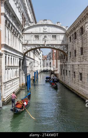 Blick auf Gondeln auf dem Rio del Palazzo Kanal und die umschlossene Ponte dei Sospiri (Seufzerbrücke) in Venedig, Region Venetien, Italien Stockfoto