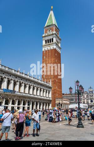 Blick auf das Campanile di San Marco von der Piazzetta San Marco in Venedig, Region Venetien, Italien Stockfoto