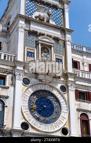 Detail des Uhrenturms, Torre dell'Orologio, auf der Nordseite der Piazza San Marco in Venedig, Region Veneto, Italien Stockfoto