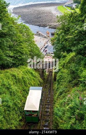 Die Lynton and Lynmouth Cliff Railway ist eine Standseilbahn, die die Städte Lynton und Lynmouth an der Nordküste von Devon verbindet. Stockfoto