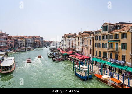 Blick auf den Canal Grande von der Rialtobrücke in Venedig, Region Venetien, Italien Stockfoto