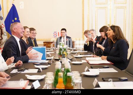 Innenministerin Suella Braverman (rechts) bei einem bilateralen Treffen mit Österreichs Innenminister Gerhard Karner (links) in Wien. Bilddatum: Donnerstag, 2. November 2023. Stockfoto