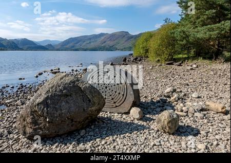 Blick vom hundertjährigen Stein am Ufer der Calfclose Bay Derwentwater im Sommer in der Nähe des Keswick Lake District Cumbria England Großbritannien Stockfoto