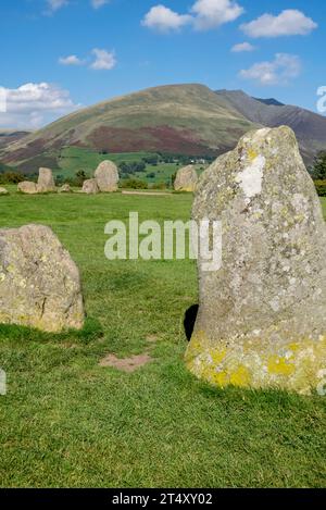 Blick vom Castlerigg Stone Circle in Richtung Blencathra im Sommer in der Nähe des Keswick Lake District National Park Cumbria England Großbritannien GB G Stockfoto