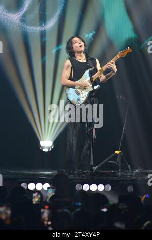 MIAMI, FLORIDA - OKTOBER 31: Kim Woo-sang von der koreanischen Indie-Rock-Band THE ROSE live auf der Bühne der Dawn to Dusk Tour im James L. Knight Center am 31. Oktober 2023 in Miami, Florida. Copyright: Xmpi10x Credit: Imago/Alamy Live News Stockfoto