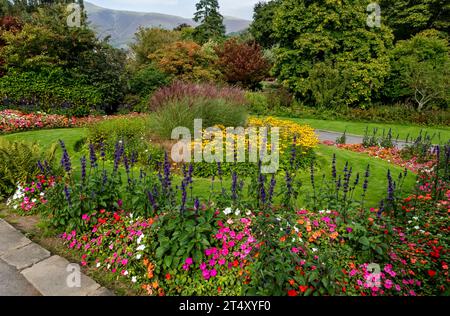 Bunte Blumenbeete Blumen in den öffentlichen Gartengärten des Hope Park im Sommer Keswick Cumbria England Großbritannien Großbritannien Großbritannien Großbritannien Großbritannien Großbritannien Großbritannien Großbritannien Großbritannien Stockfoto