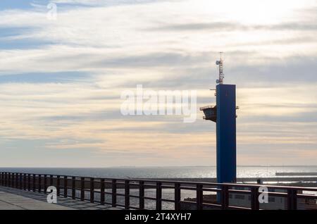 ALMERIA, SPANIEN - 01. NOVEMBER 2023 Cable Ingles, der englische Pier in Almeria, ein Beispiel für die eiserne Architektur Andalusiens, ein wichtiges Symbol für Stockfoto