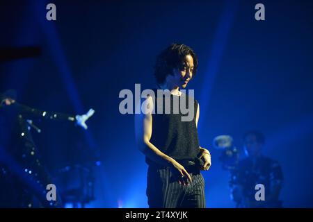 MIAMI, FLORIDA - OKTOBER 31: Kim Woo-sang von der koreanischen Indie-Rock-Band THE ROSE live auf der Bühne der Dawn to Dusk Tour im James L. Knight Center am 31. Oktober 2023 in Miami, Florida. Copyright: Xmpi10x Credit: Imago/Alamy Live News Stockfoto