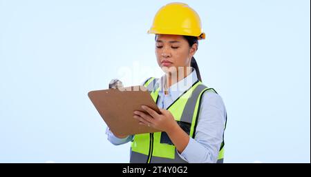 Ingenieurin, Inspektorin und Checkliste für Bau, Projektmanagement und Studio mit blauem Hintergrund. Asiatische Frau, Architektur und Entwicklung Stockfoto