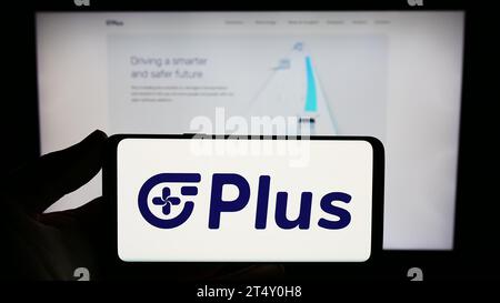 Person, die ein Smartphone mit dem Logo des US-amerikanischen Autonome Lkw-Unternehmens PlusAI Inc. Vor der Website hält. Schwerpunkt auf dem Display des Telefons. Stockfoto