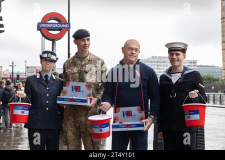 Der britische Schauspieler Ross Kemp schließt sich der britischen Armee und Navy in London an und ruft dazu auf, den Mohnappell der Royal British Legion vor dem Remembrance Sunday zu unterstützen. November 2023, Westminster London, England, Vereinigtes Königreich Credit: Jeff Gilbert/Alamy Live News Stockfoto