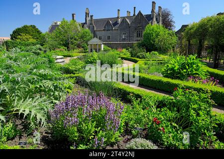 Cowbridge Physic Garden und das Alte Gymnasium, Tal von Glamorgan, South Wales. Stockfoto