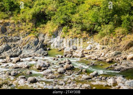 River bei Frogpoint, Jhulla Pull Garampani Khairna, Bhowali Range, Uttarakhand, Indien Stockfoto