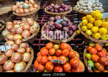 Stände für exotisches Obst und Gemüse, Indoor Market, Mercado dos Lavradores, Funchal, Madeira, Portugal Stockfoto