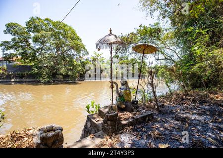 Ein verlassener Tempel und Ort in Bali, Indonesien. Ein ehemaliger Wasser- und Vergnügungspark, der von der Natur wiedergewonnen wird. Pura Melanting Jambe Pule Stockfoto