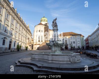 Residenzplatz mit Wittelsbacher Brunnen, in der hinteren St. Stephansdom im Morgenlicht, Passau, Bayern, Deutschland Stockfoto