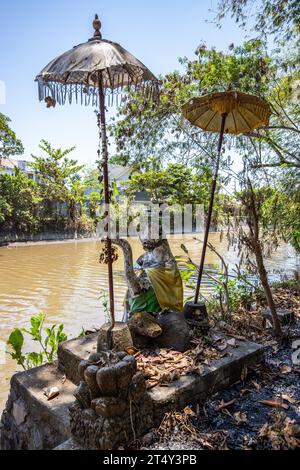 Ein verlassener Tempel und Ort in Bali, Indonesien. Ein ehemaliger Wasser- und Vergnügungspark, der von der Natur wiedergewonnen wird. Pura Melanting Jambe Pule Stockfoto