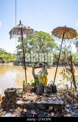 Ein verlassener Tempel und Ort in Bali, Indonesien. Ein ehemaliger Wasser- und Vergnügungspark, der von der Natur wiedergewonnen wird. Pura Melanting Jambe Pule Stockfoto