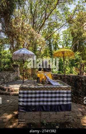 Ein verlassener Tempel und Ort in Bali, Indonesien. Ein ehemaliger Wasser- und Vergnügungspark, der von der Natur wiedergewonnen wird. Pura Melanting Jambe Pule Stockfoto