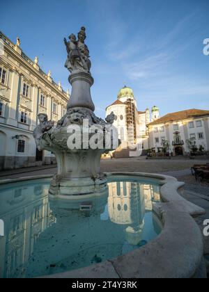 Residenzplatz mit Wittelsbacher Brunnen, in der hinteren St. Stephansdom im Morgenlicht, Passau, Bayern, Deutschland Stockfoto