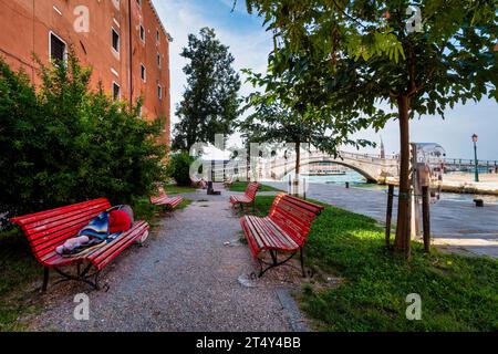 Obdachloser am Kanal Rio dell'Arsenale, Venedig, Italien Stockfoto