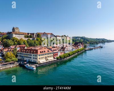 Aus der Vogelperspektive auf die Stadt Meersburg mit der historischen Burg und der Seepromenade, Bodenseebezirk, Baden-Württemberg, Deutschland Stockfoto